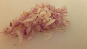 Recette rougail aux tomates arbustes : émincé d'oignon