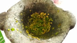 Recette rougail aux tomates arbustes : piments écrasés dans le pilon